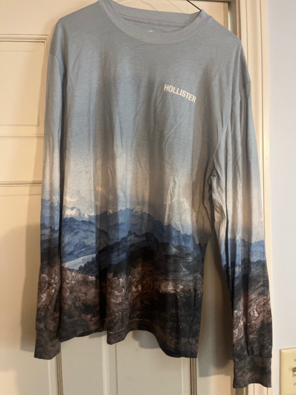 Hollister Men's Relaxed Fit Long-Sleeve Scenic Logo Graphic Tee